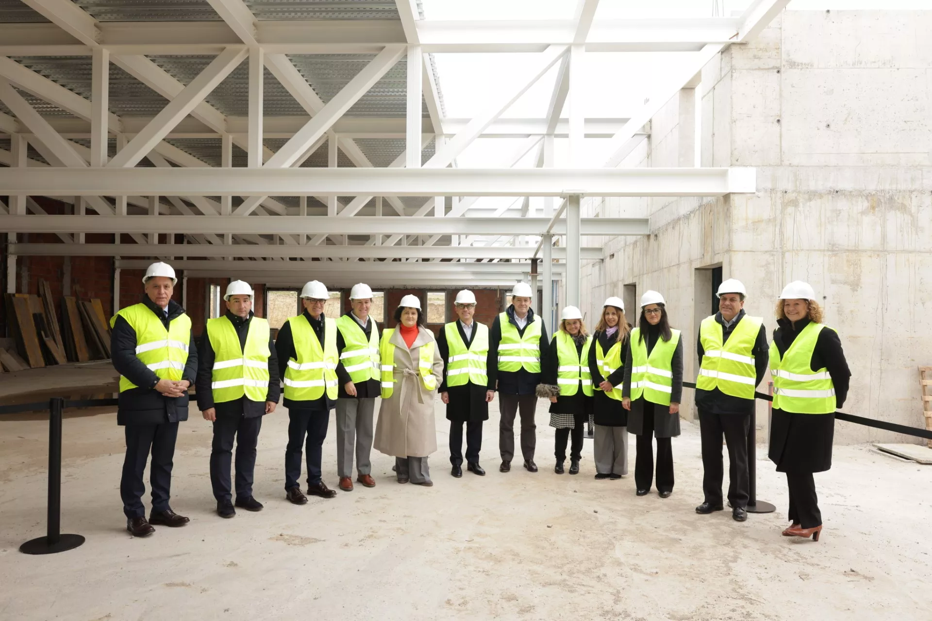 From left to right: Carlos García Cabayo, mayor of Salamanca; Eloy Ruiz, Delegate of the Salamanca Board; Javier Iglesias, President of the Provincial Council; Caio Kugelmas, Managing Director of Molecular Imaging; Cristina Novo, Site Manager of Advanced Accelerator Applications in Salamanca; Jesús Ponce, President of the Novartis Group in Spain; Natividad Calvente, Director of Corporate Affairs at Novartis Spain; Victoria Manjón, mayor of Castellanos de Moriscos; Esther Espinosa, Director of Communication and Patient Relations at Novartis Spain; Carlos Fernández, Minister of Economy and Finance; and Silvia Fernández, General Director of Health Care and Humanization.